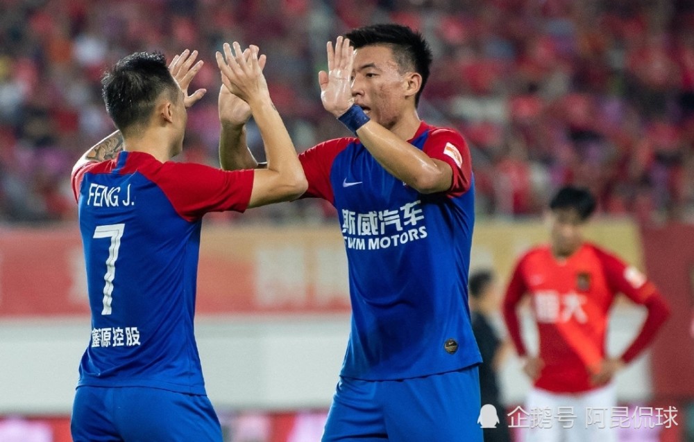 重庆当代主场逼平广州恒大，取得珍贵分数