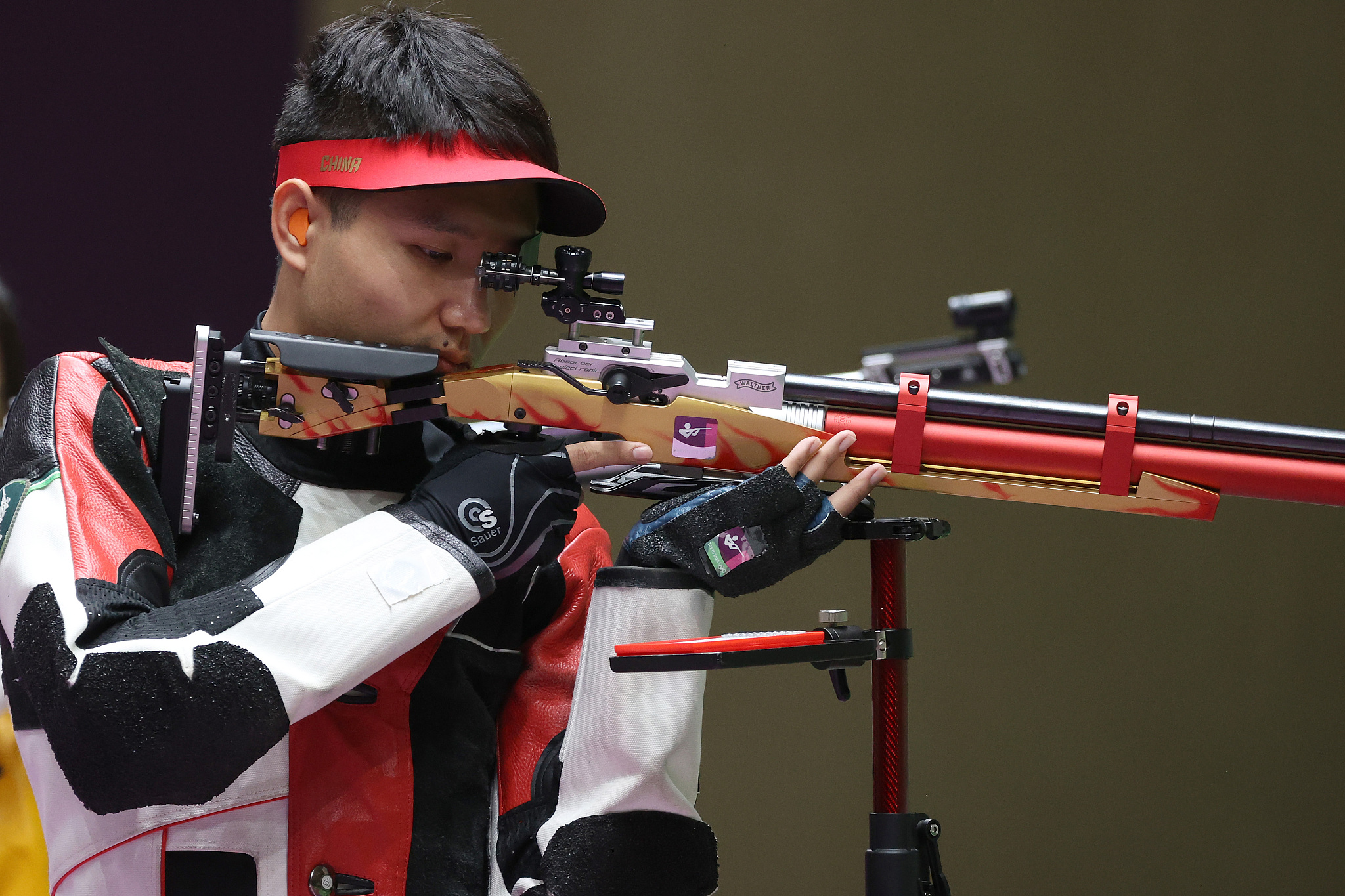关于瑞士天才射击手表现出色赢得四枪金牌的信息