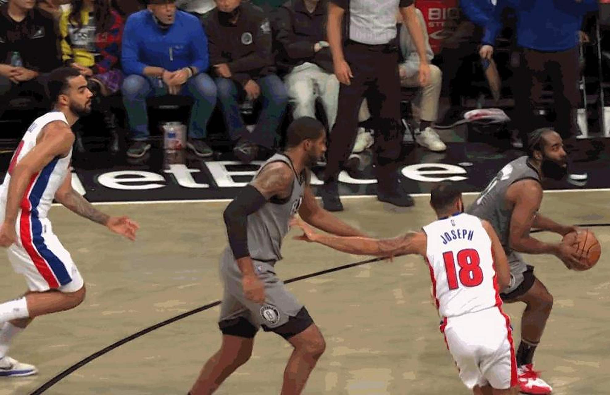 篮网擒下活塞，哈登贡献29分