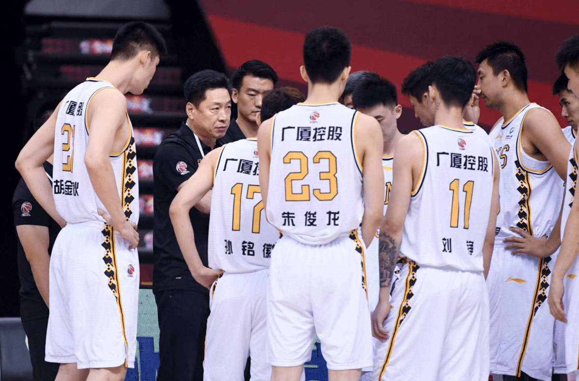 广州队鏖战鹈鹕，胡金秋点燃赛场