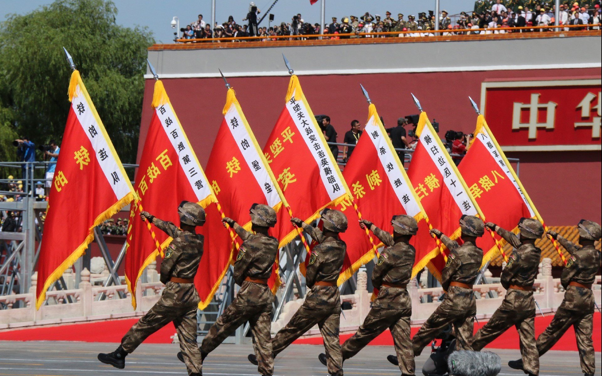 油门与篮筐,当维斯塔潘的引擎盖过詹姆斯的呼吸